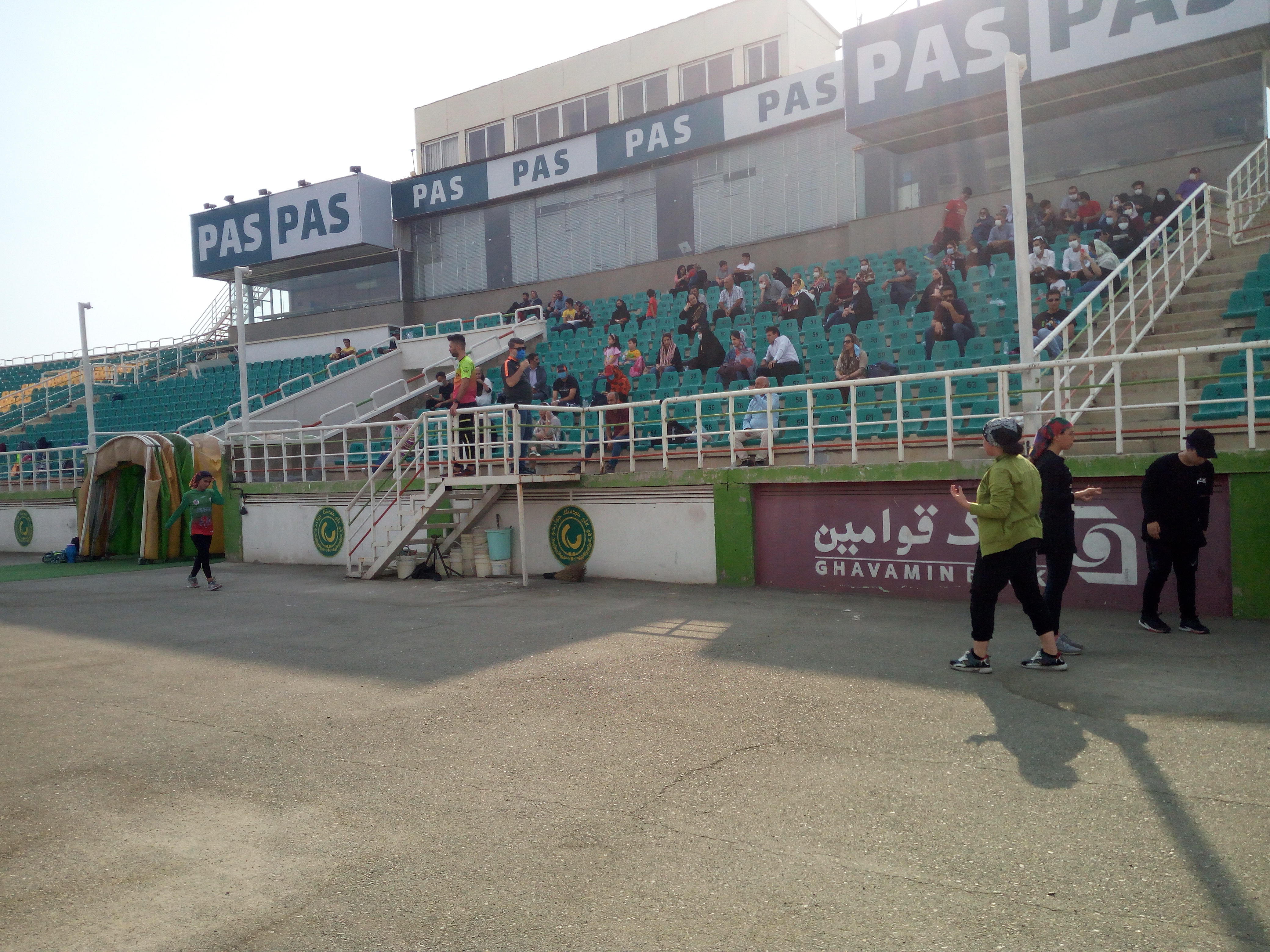 kids-runners-in-the-pas-stadium